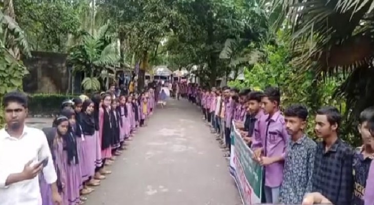 বকশীগঞ্জে ব্রাইট স্কুলের শিক্ষার্থীদের মানববন্ধন ও বিক্ষোভ মিছিল