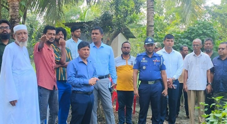 অগ্নিকাণ্ডে ক্ষতিগ্রস্ত কন্টেন্ট ক্রিয়েটর কাফির বাড়ি পরিদর্শনে জেলা প্রশাসন