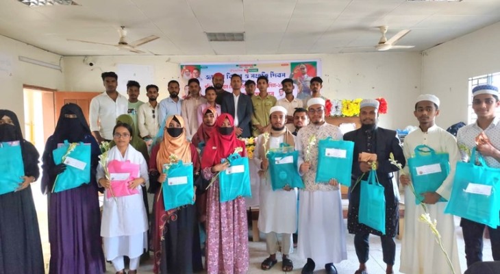 বাউফলে কোরআন তেলাওয়াত প্রতিযোগিতা: পুরস্কার বিতরণ
