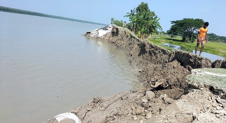 আন্ধারমানিক নদীতে গিলে খাচ্ছে বন্যা নিয়ন্ত্রণ বেড়ি বাঁধ