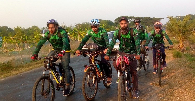সাইকেল চালিয়ে সাগরকন্যা কুয়াকাটায়