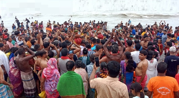 অক্ষয় তৃতীয়ায় কুয়াকাটায় সনাতন ধর্মাবলম্বীদের সমুদ্র স্নান