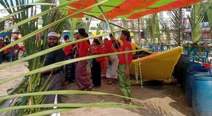 কুয়াকাটায় রাখাইন সম্প্রদায়ের জলকেলি উৎসব