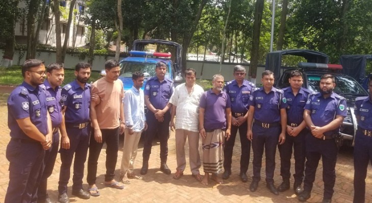 মৌলভীবাজারে ৫ ডাকাতসহ আটক-৭: অস্ত্র, গুলি, লুণ্ঠিত টাকা ও স্বর্ণালংকার উদ্ধার
