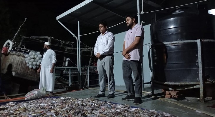 নিষেধাজ্ঞা অমান্য করে মাছ শিকার: ২৭ জেলে সহ ৫টি ট্রলার আটক