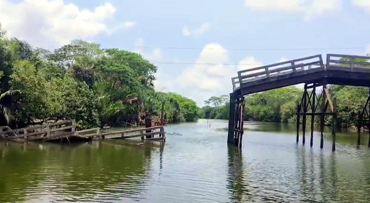 হঠাৎ বিকট শব্দে সেতু ভেঙ্গে খালে, ভোগান্তিতে ১৫ গ্রামের মানুষ