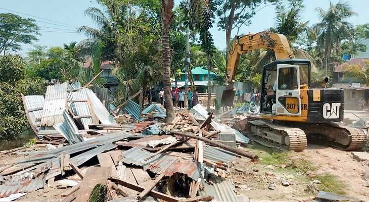 কলাপাড়ায় খাল দখলমুক্ত করতে মাঠে নামলো প্রশাসন