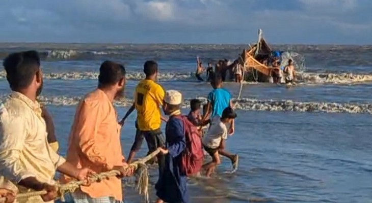 কুয়াকাটায় ৭ জেলেসহ ট্রলার ডুবি, ৩ ঘন্টা পর উদ্ধার