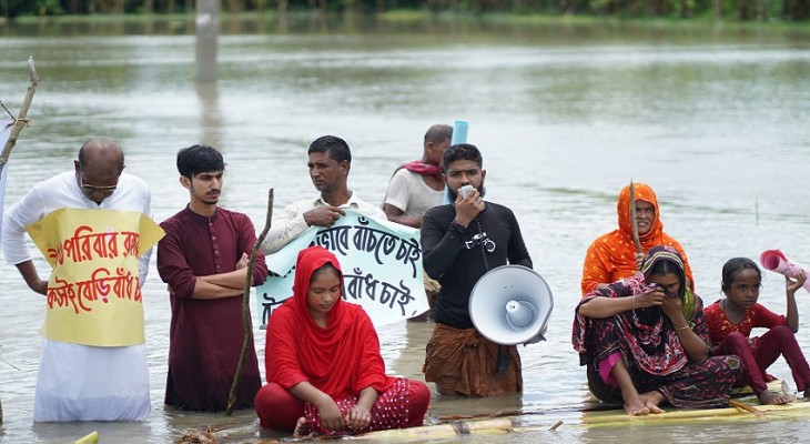 কলাগাছের ভেলায় ভেসে বানভাসী মানুষের সংবাদ সম্মেলন