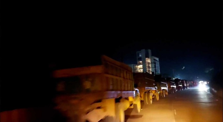 রাতের আঁধারে সরিয়ে নেযা হচ্ছে শত শত ট্রাক ভর্তি ‘সাদা পাথর’