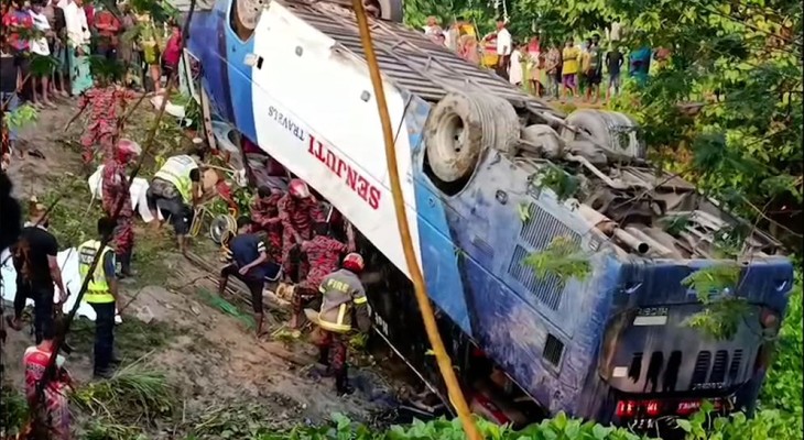 সুনামগঞ্জে পর্যটকবাহী বাস নিয়ন্ত্রণ হারিয়ে খাদে, একই পরিবারের দু'জন নিহত