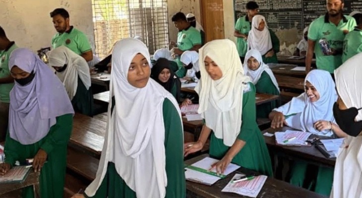 পরীক্ষা চলাকালে হলে প্রবেশ করে ছাত্রদল নেতার কলম-চকলেট বিতরণ