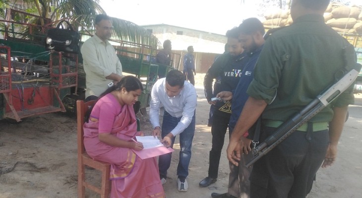 সাপাহারে মোটরসাইকেল দূর্ঘটনা এড়াতে ভ্রাম্যমান আদালতের অভিযান