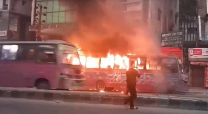 রাজধানীর মেরুল বাড্ডা ও শাহজাদপুর এলাকায় দুইটি বাসে আগুন