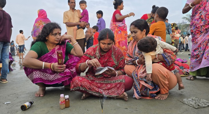 কুয়াকাটায় পুণ্যস্নানের মধ্য দিয়ে শেষ হলো রাসপূজা