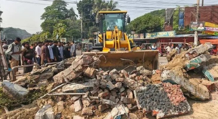 ঝিনাইদহে শেখ মুজিবের ‘এক তর্জনী’ স্তম্ভ গুঁড়িয়ে দিয়েছে ছাত্র-জনতা