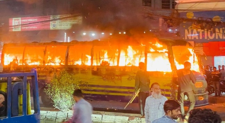 রাজধানীর উত্তর বাড্ডায় যাত্রীবাহী বাসে আগুন
