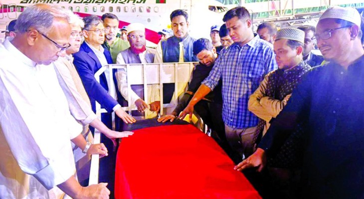 জাতীয় পতাকা মোড়ানো কফিনে ওসমান হাদি  দেশের কাঁধে বিপ্লবীর লাশ