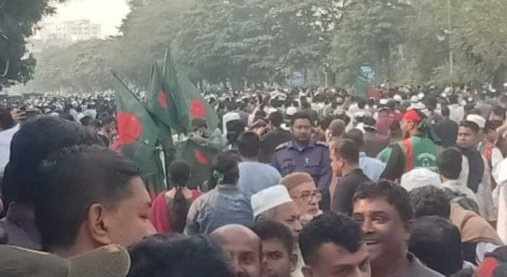 শহীদ ওসমান হাদির জানাজায় অংশ নিতে মানুষের ঢল