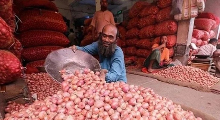 ভারতীয় পেঁয়াজ আমদানির খবরে বাজারে কমেছে পেঁয়াজের দাম