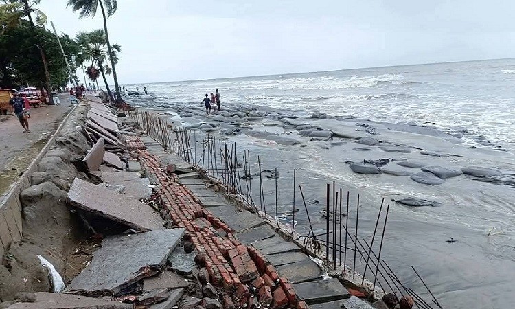 বঙ্গোপসাগরের ঢেউয়ের তান্ডবে ভেঙ্গে গেছে পর্যটন কেন্দ্র কুয়াকাটা নির্মানাধীন মেরিন ড্রাইভ সড়ক