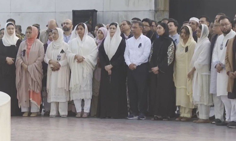 জিয়াউর রহমানের কবরের পাশে রাষ্ট্রীয় মর্যাদায় খালেদা জিয়ার দাফন কার্যক্রমের ছবি।