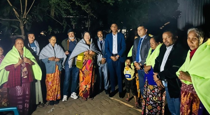 ভীর রাতে ইউএনও'র কাছ থেকে কম্বল পেয়ে খুশী রাখাইনরা