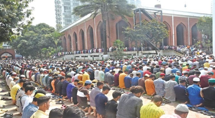 পবিত্র মাহে রমজানের প্রথম জুমায় মসজিদে মুসল্লিদের ঢল