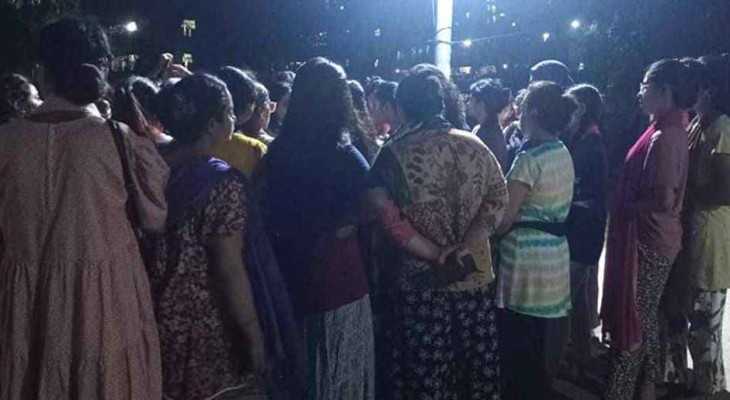 রাজনীতি নিষিদ্ধের দাবিতে মধ্যরাতে ইডেন কলেজ ছাত্রীদের বিক্ষোভ