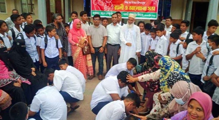 চাঁদপুরে মায়ের পা ধুয়ে বিশ্ব মা দিবস পালন করল শিক্ষার্থীরা