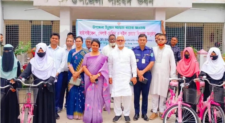 বীরগঞ্জে প্রধানমন্ত্রীর বাইসাইকেল, সেলাই মেশিন ও হুইল চেয়ার বিতরণ