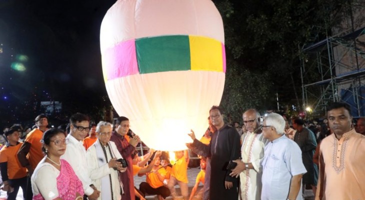 বাড্ডায় ফানুস উড়িয়ে প্রবারণা পূর্ণিমার উৎসব উদযাপন