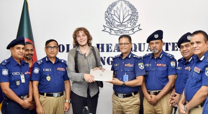 জার্মান পর্যটকের উদ্ধারকৃত ল্যাপটপ হস্তান্তর করেছে পুলিশ