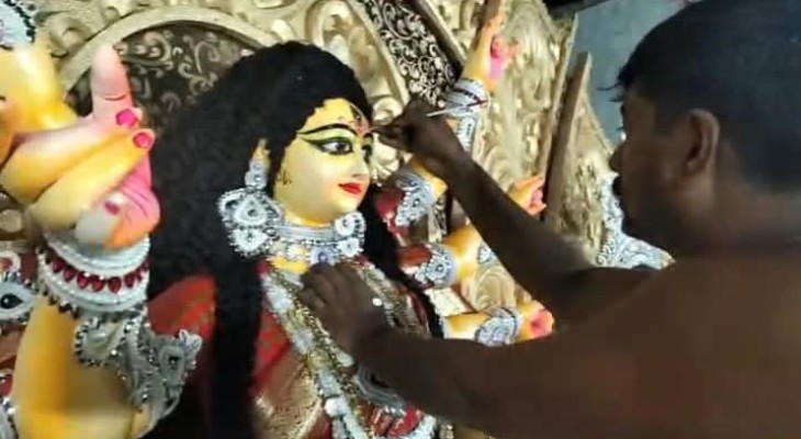 কলাপাড়ায় ১৭ মণ্ডপে দুর্গাপূজার প্রস্তুতি শেষ পর্যায়ে, চলছে সাজসজ্জার কাজ
